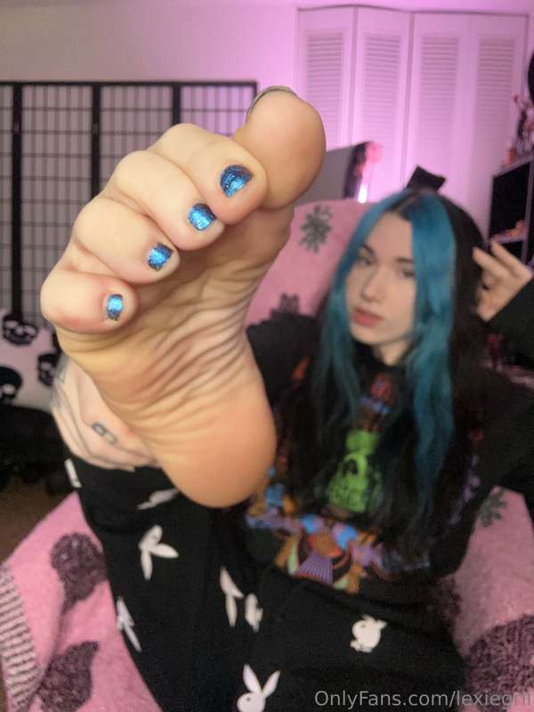 Love a good blue polish and a spread  2