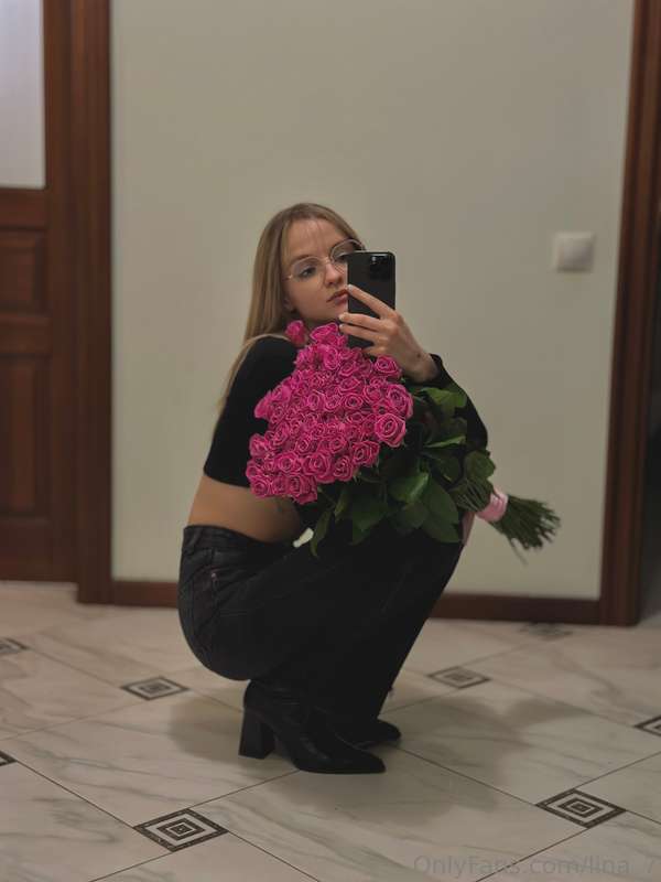 I love flowers so much, and honestly, roses are my favorite🤭..