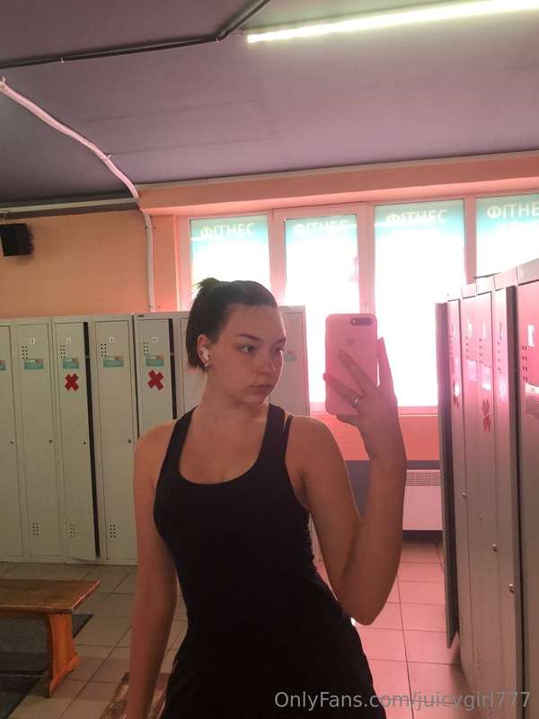 Hi, I'm Adele and I just love working out at the gym! For me.. 1