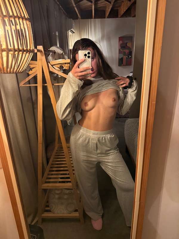 Sharing a glimpse of my boobies 👅🍒