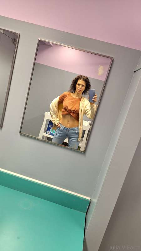 Finally I decided to wear a sweater with an open belly 😍   M..