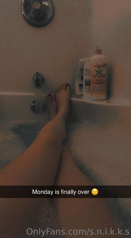Guess what time it is 🛀 💋 Monday night vibe