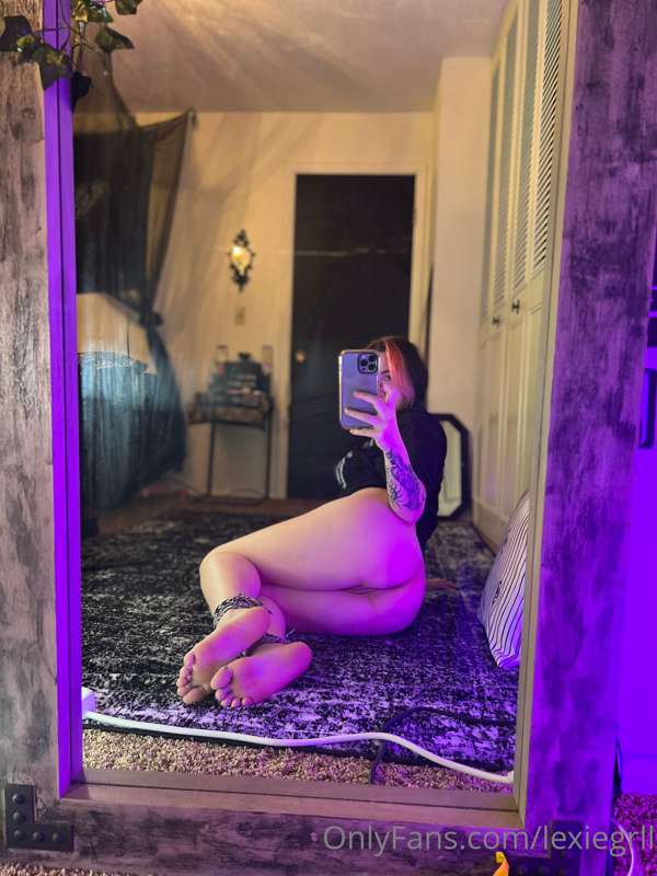 Just some mirror booty/feet pics for your day