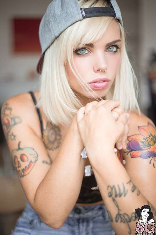 Rock out with @spicyrollersg in her throw back set, Guitar H..
