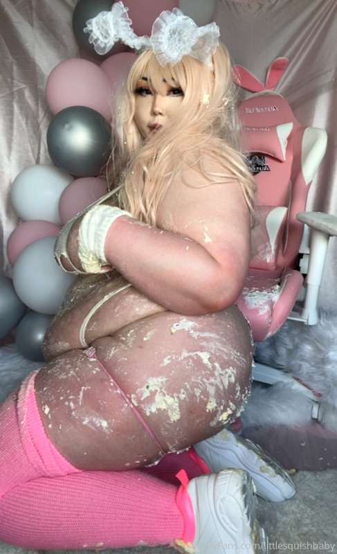 would you lick this cake off of me? 4