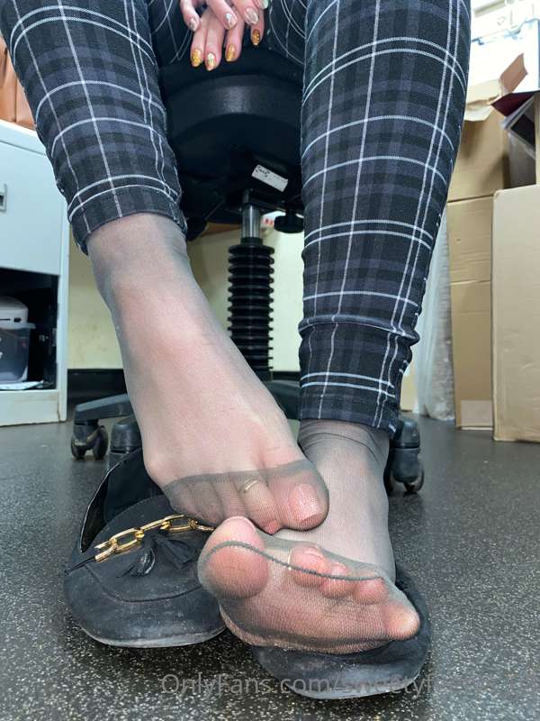 Smell those sweaty nylons … 😏 3