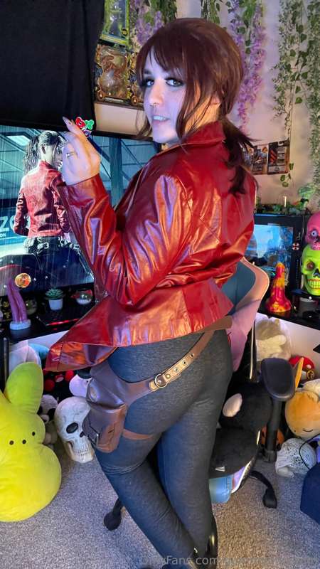 Claire Redfield cosplay! ❤️ which Resident Evil game is your.. 19