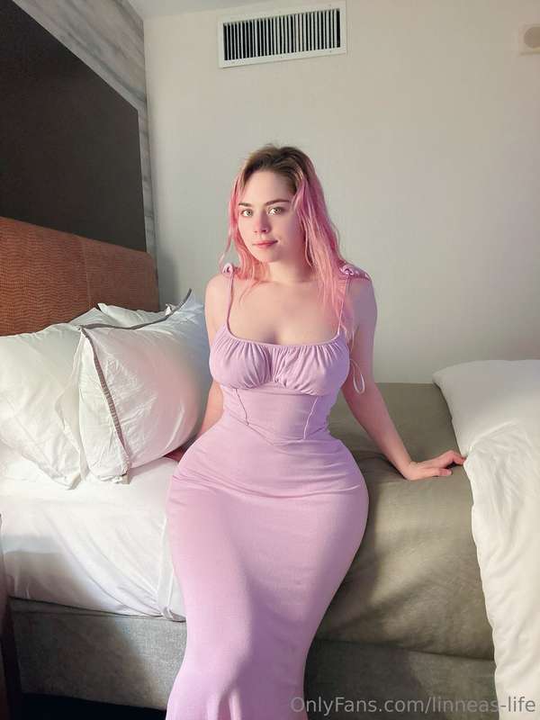 I am back from Katsucon 👀 I took some extra lewd pictures in.. 4