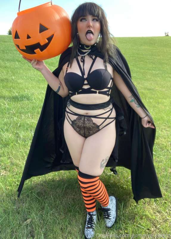 Happy Halloween to all of you! 🎃🧡 I hope you enjoyed my 31 d.. 13
