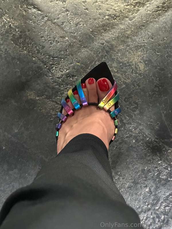 Red toes  1