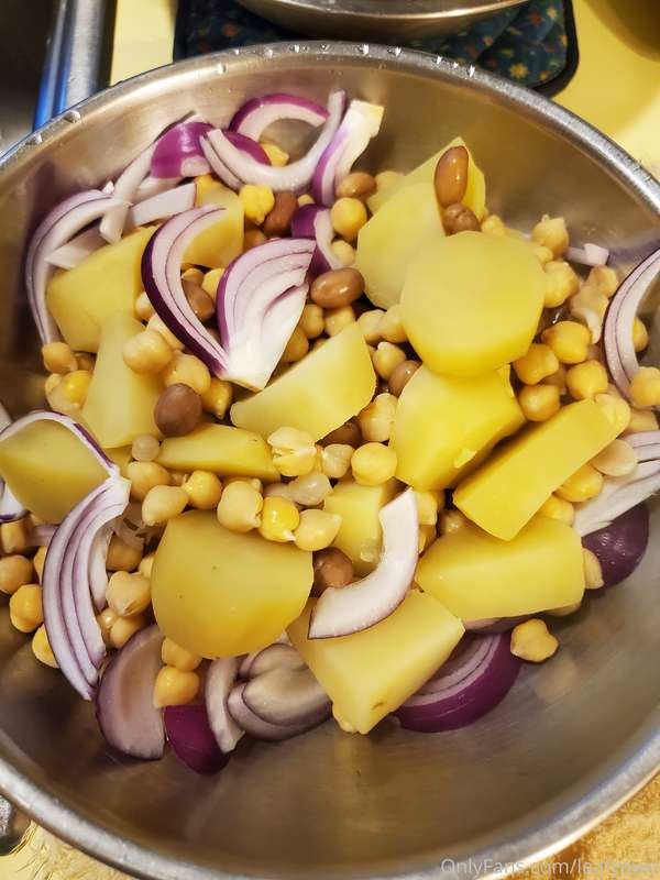 Braised pork with potatoes, peanuts, chickpeas, onions, garl.. 6