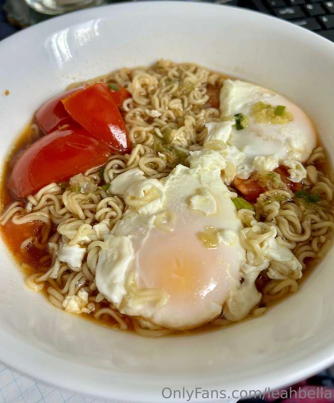 Fri-yay noms 🍜   As much as I love a simply pack of ramen, i..