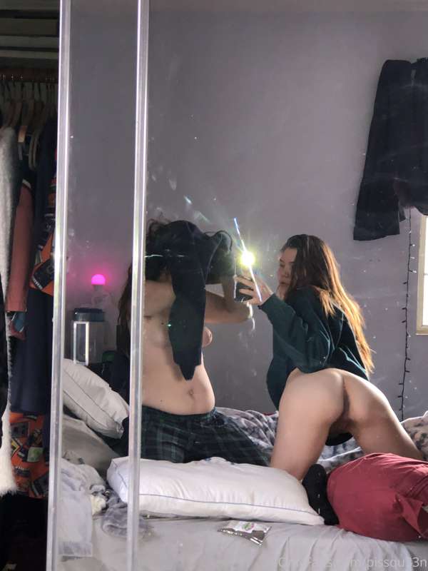 lazy lovers’ morning 👩‍❤️‍💋‍👩 i really wanna grind on her fa..