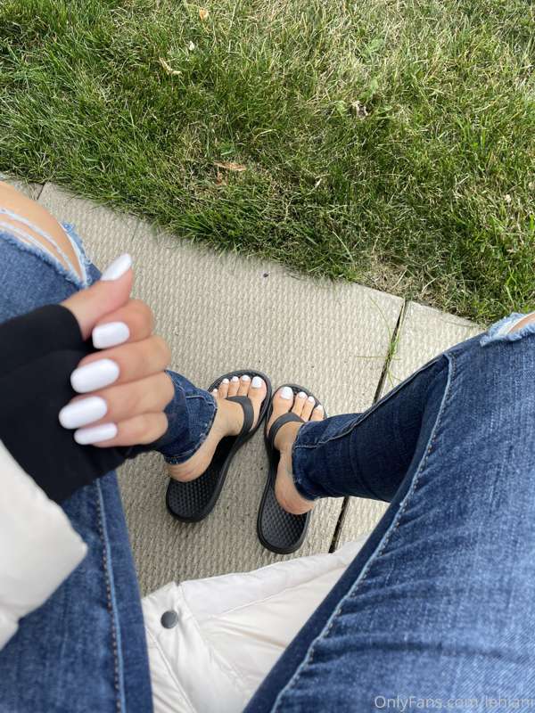 Ubie with the cute toes 😜 swipe some mani pedi pics. 5