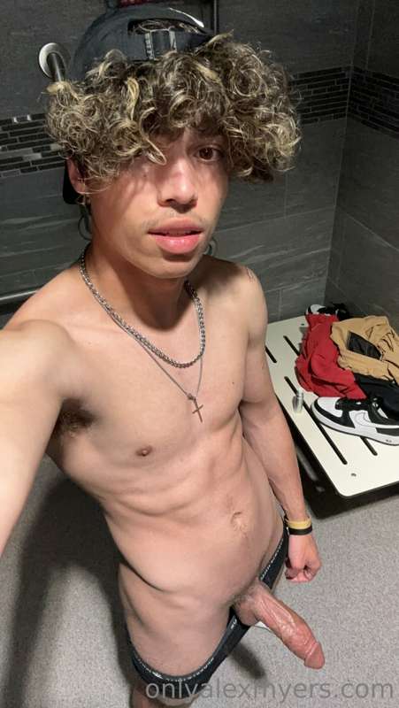 sneaky at the gym 🤫👀 4