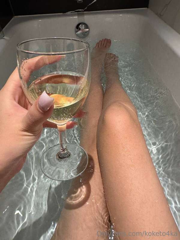 Chilling in a bath tub 🛀Tip $10 to get extended version phot..