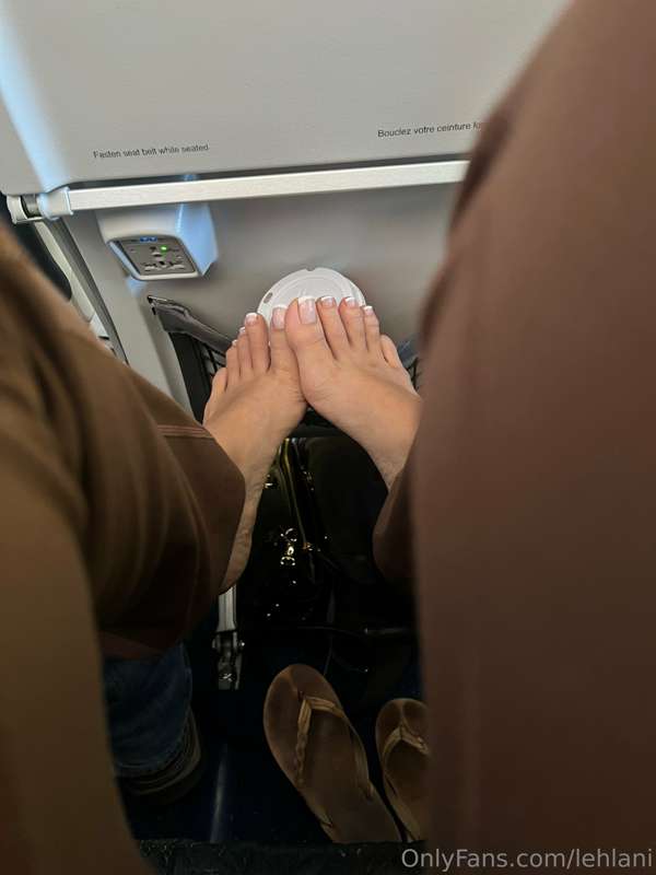 Full flight, middle seat 😩 only thing keeping my spirit up i.. 8