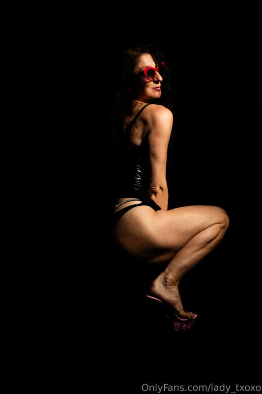 Garage Shoot SnapsThe shiny black mini dressPart 1: The Squa..