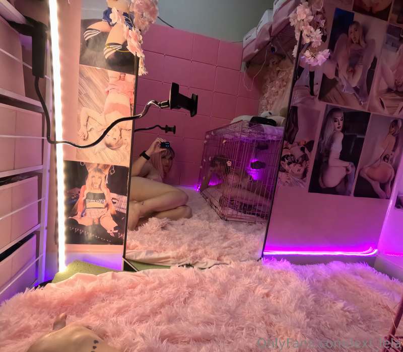 Just a couple succubi hangin out in the princess room <3 2