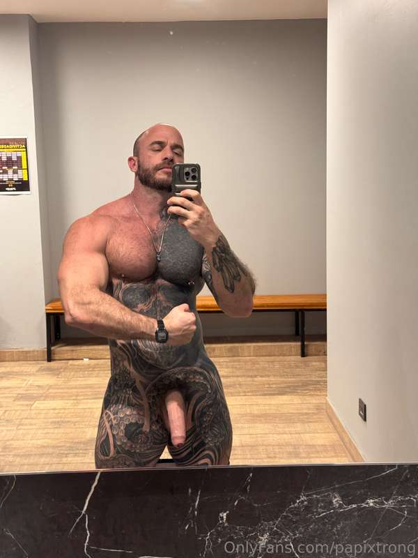 One of my hobby’s flashing my dick on the looker room 🔥