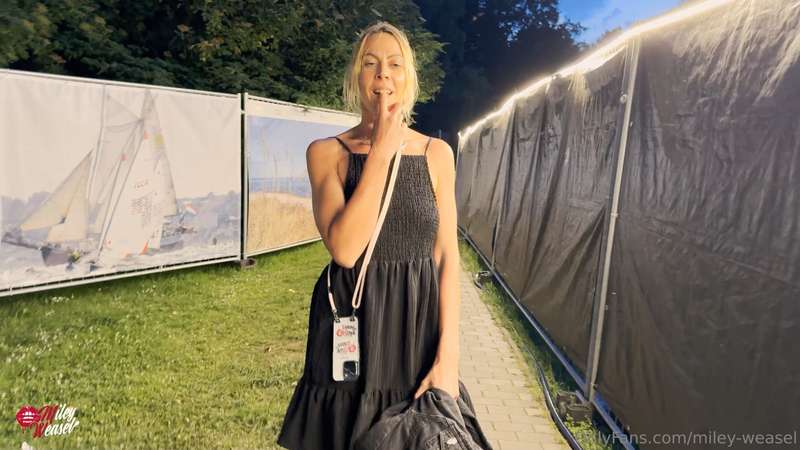 ICH spüre seinen intensiven Blick auf dem Volksfest, lasse m..