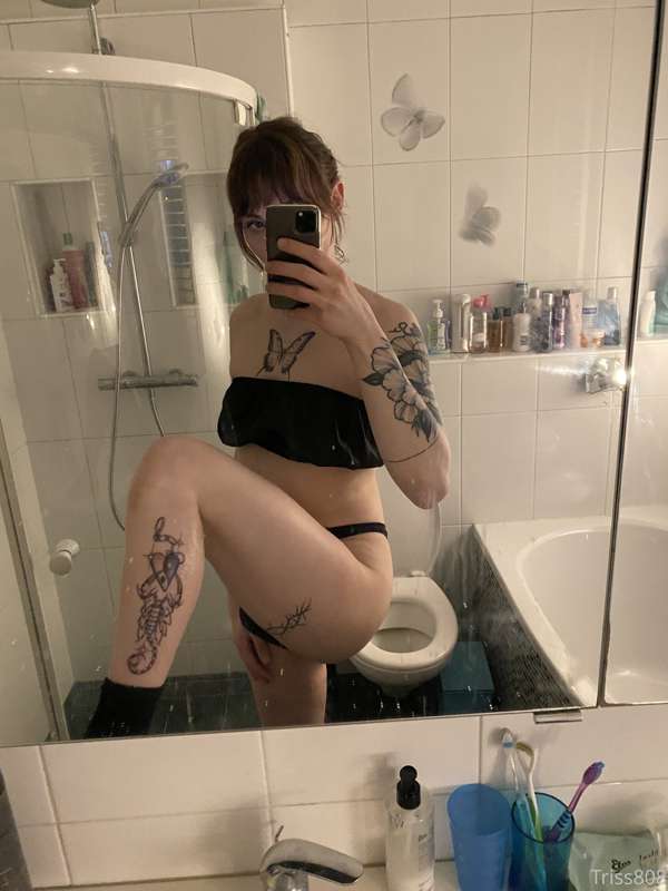 Hi everyone 🖤

Got a new tattoo again lol so here’s some pic..