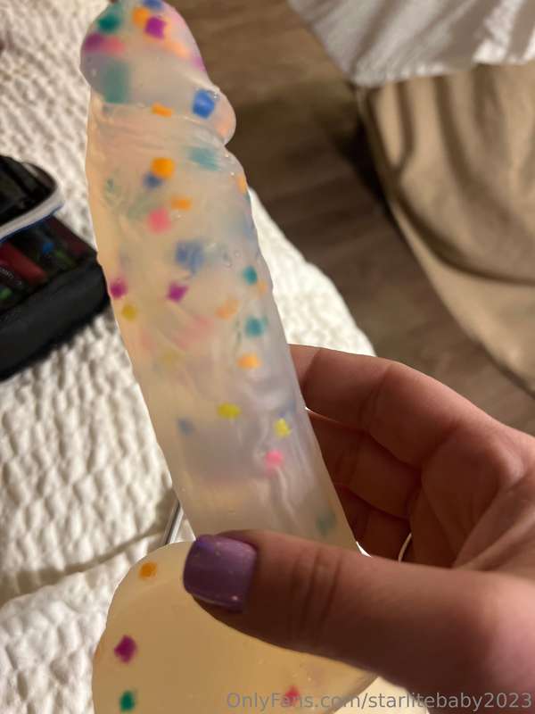 Hmmmmm …. Which hole shall it gooooo ?!? #confettidick #toyp..
