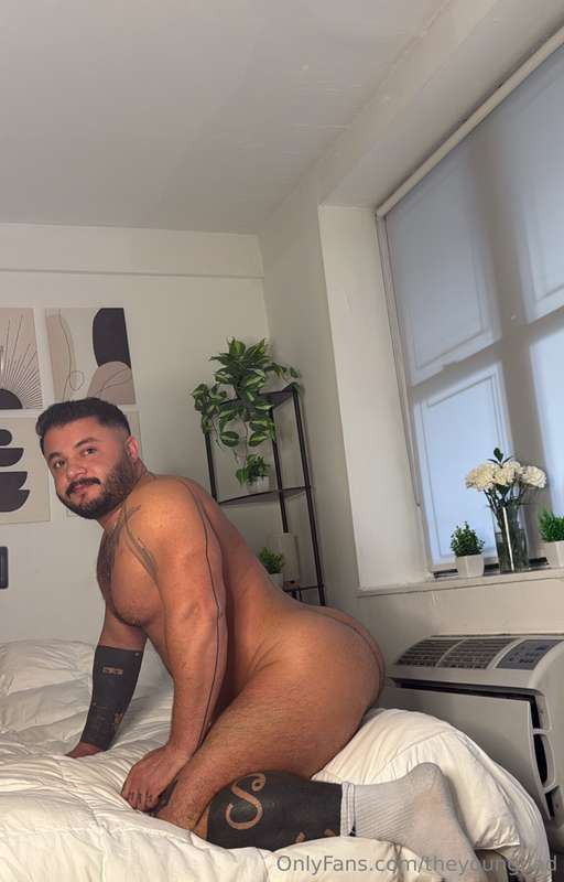 I need someone eat my ass first then open me up with fingers..
