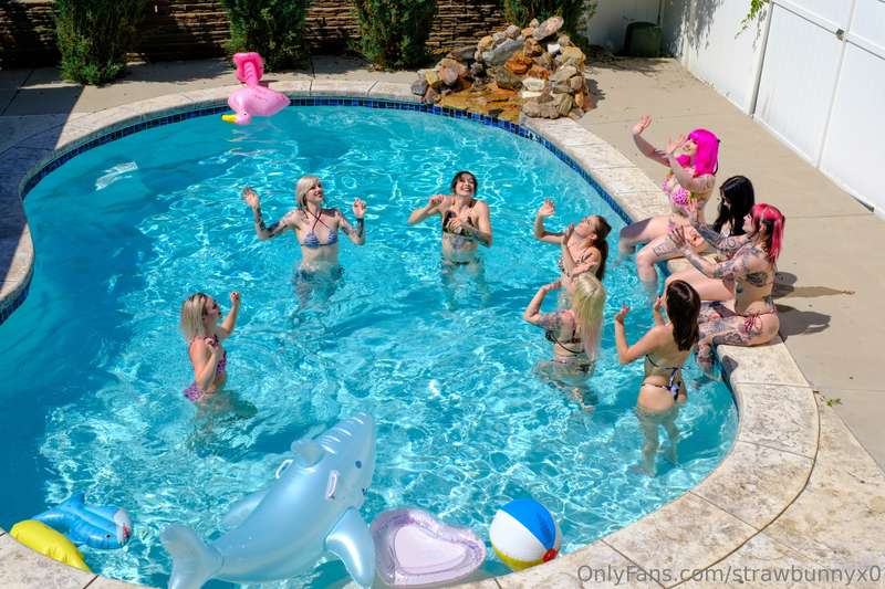 Who doesn’t love a good pool party ? @spookylilmoon @sinkiit.. 2
