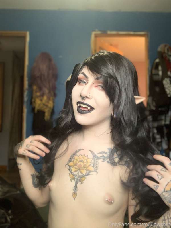 I eat shades of red 🧛🏻‍♀️🦇