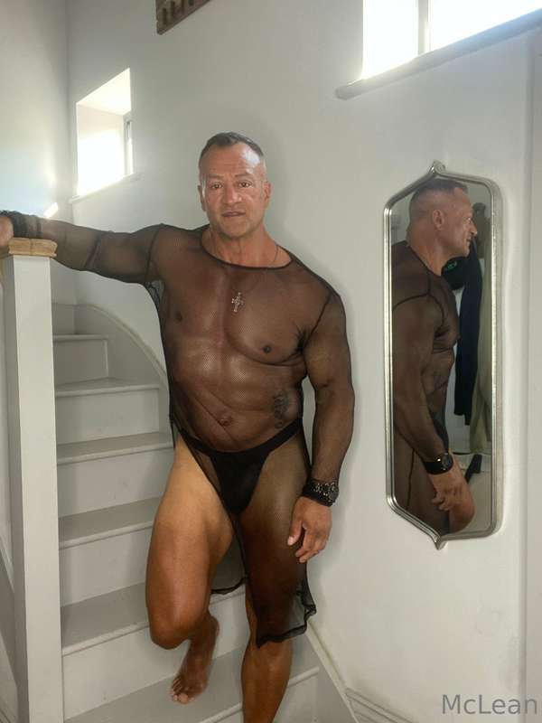 Morning my gorgeous friends, muscle worship Monday has begun.. 1