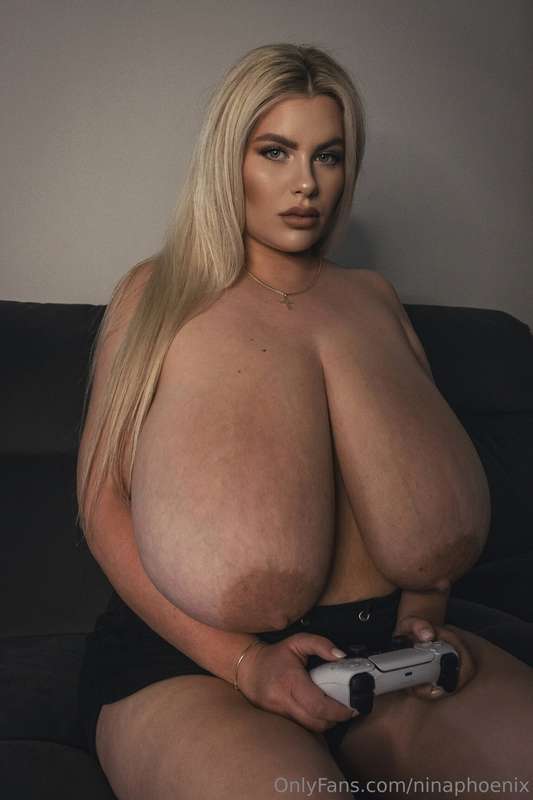 Who would like to play with me?! 😈 4