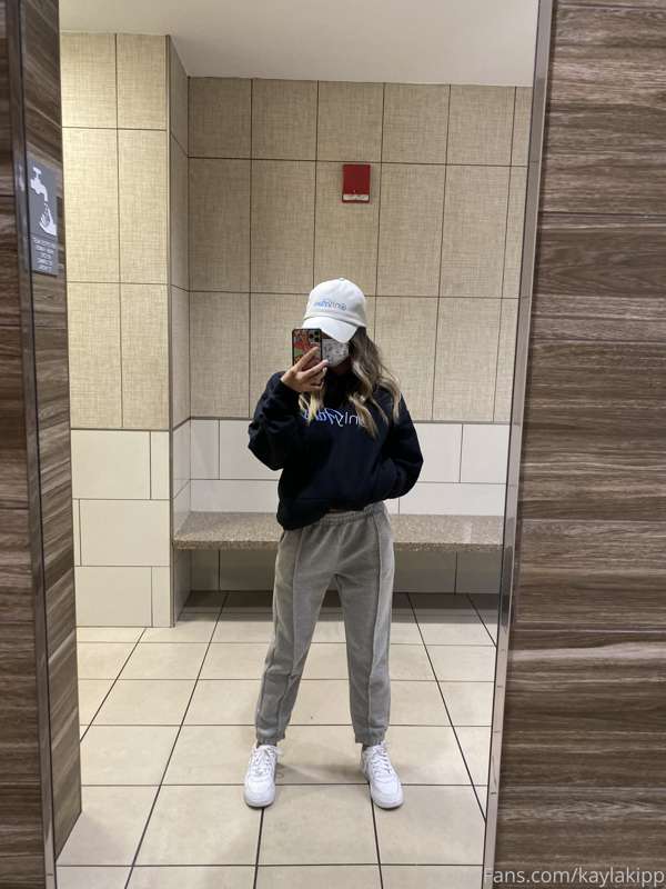 Goodmorning 🌇 taking a stroll wbu?