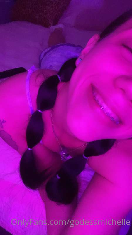 En la cama, portarse mal siempre es algo bueno. 🛌💜🤍💕😈💦