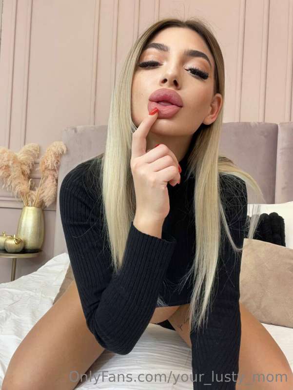 This little busty devil @iamsarahjade loves to bounce her bo.. 1
