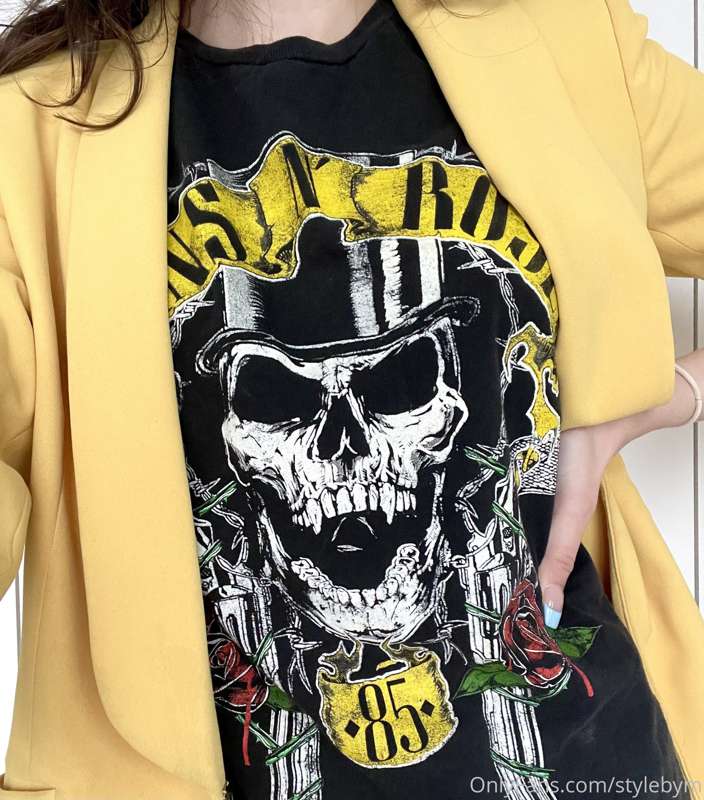 Styling a vintage tee📸

Business casual is one of my favorit.. 1