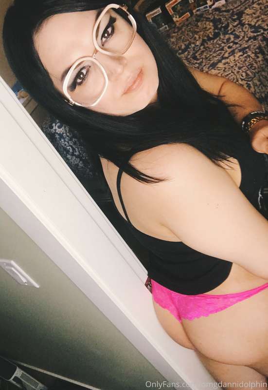 Stay in and keep safe...also worship this booty 🤓☺️🍑✌🏻🐬 4