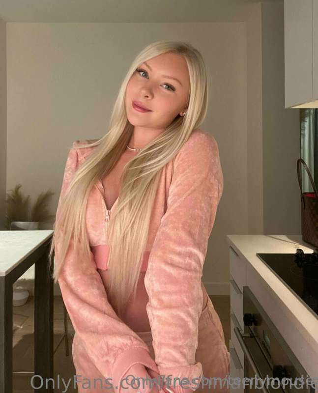 🤩SEXIEST EIGHTEEN YEAR OLD ON OF! 🤩 @freshmanblondie18
She’s..