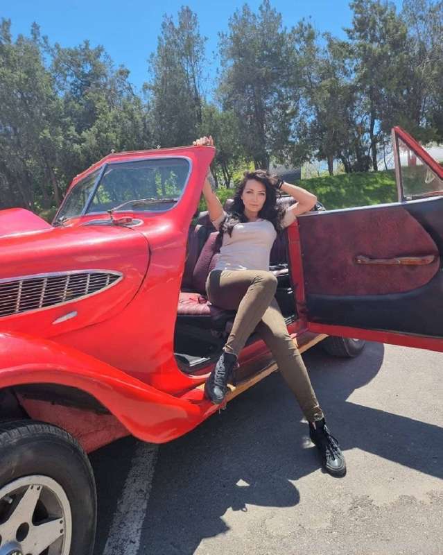 We'd have a blast in this rarity car. 😍❤️