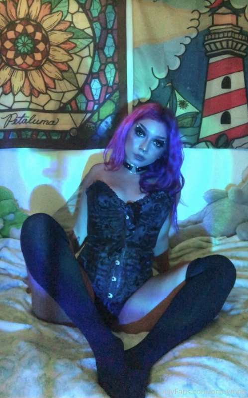 Can i be your goth gf? tip me if you like all black lingerie.. 3