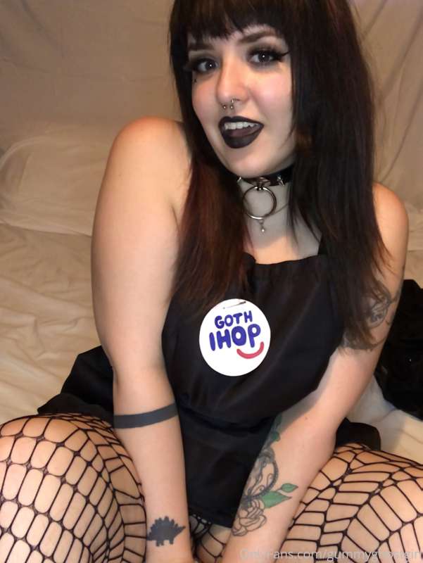 Hi, I’ll be your waitress at Goth IHOP 🥞🖤 23