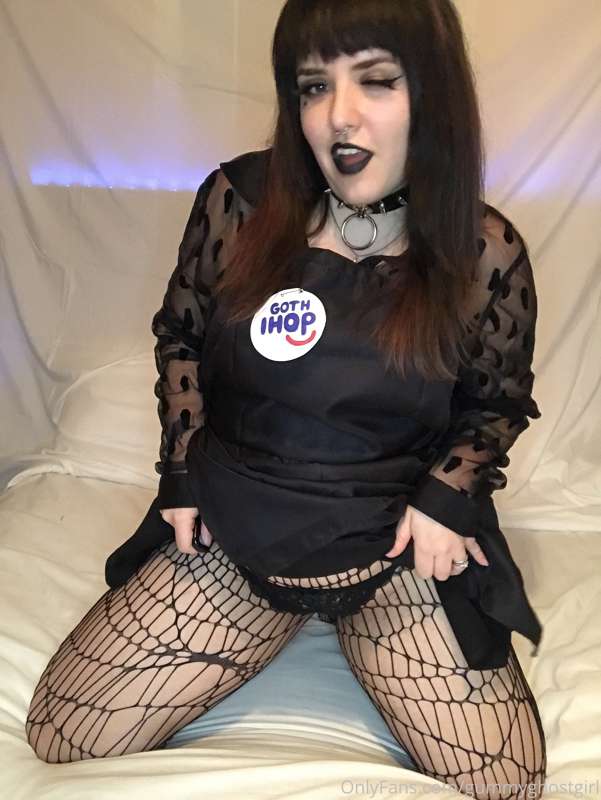 Hi, I’ll be your waitress at Goth IHOP 🥞🖤 14