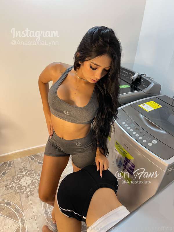 🔥 𝐀𝐍𝐍𝐘 𝐌𝐄 𝐅𝐎𝐋𝐋𝐀 𝐄𝐍 𝐋𝐀 𝐒𝐄𝐂𝐀𝐃𝐎𝐑𝐀 💦 
Mi vecina @annysmith me fo..