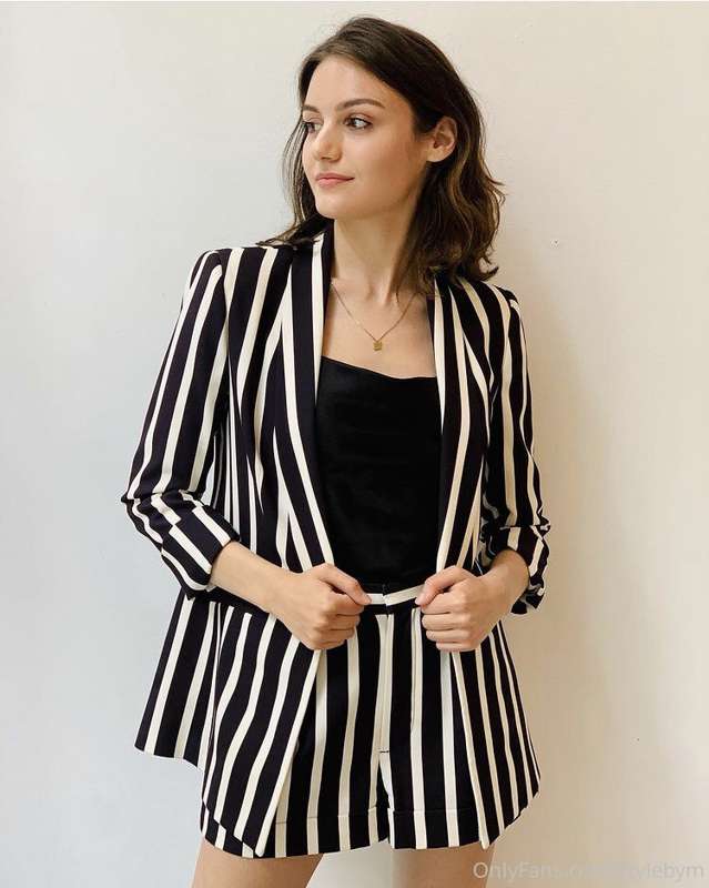 Fashion but make it beetle juice🖤🔮

Set: Alice + Olivia
Neck..