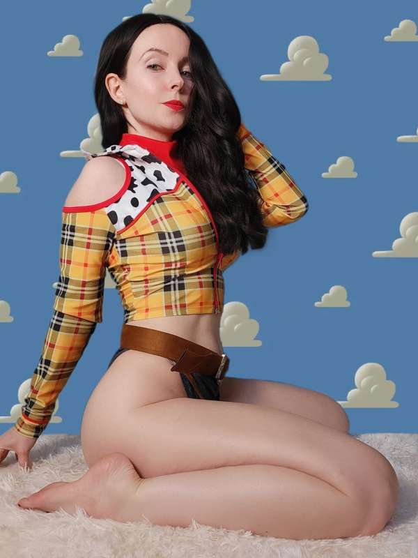 "Toy Play: Blowjob, Riding, and Squirting" Photo set
-
Who's..
