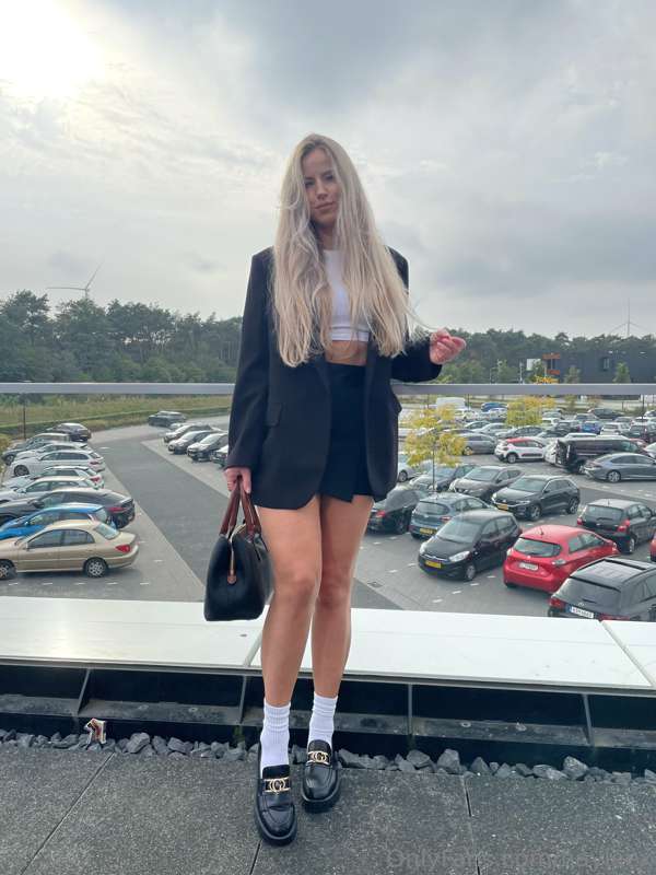 **Do you like my outfit?** 🖤🤍 2