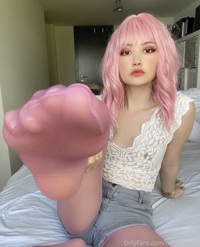 Wearing my favorite pink nylon today 💕 
Welcome all my new s.. 2