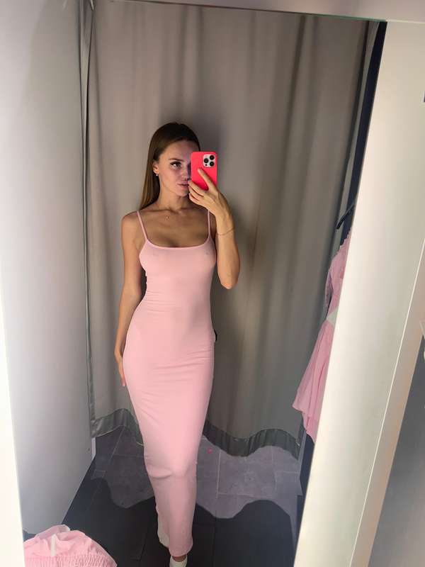 Ohh. I love this long dress. I look so elegant😍😍😍