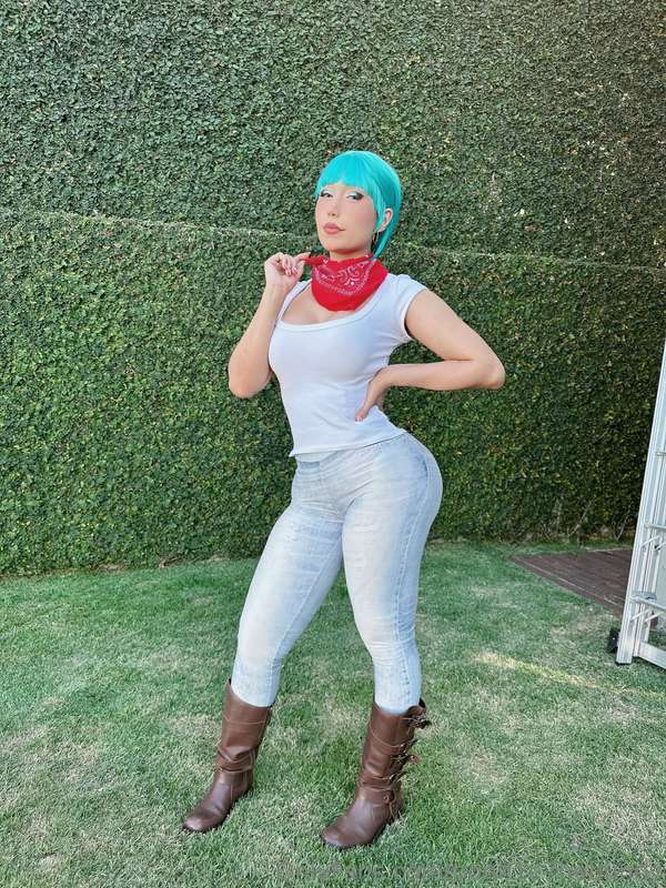 5 HOURS LEFT 🔥🔥 to determine which Bulma cosplay outfit I sh.. 5