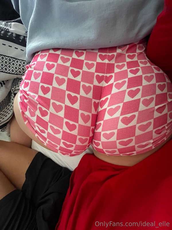These pictures that @skyrealgreen took while snuggling with ..